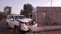Una camioneta chocó contra una columna y dejó sin luz una zona de Fiambalá Una camioneta chocó contra una columna y dejó sin luz una zona de Fiambalá