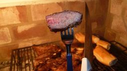 Se le rompió la prótesis comiendo un asado y denunció al dentista