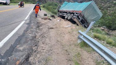 volco un camion en la cebila