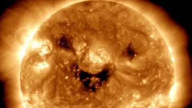 Los parches oscuros en el sol se conocen como agujeros coronales y son lugares en los que se emite muy poca radiación, explicaron.&nbsp;