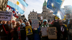 Jubilados, universitarios y trabajadores del Garrahan protestan frente al Congreso rodeados por la Policía