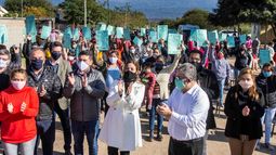 Jalil visitó una obra y entregó escrituras en Valle Viejo