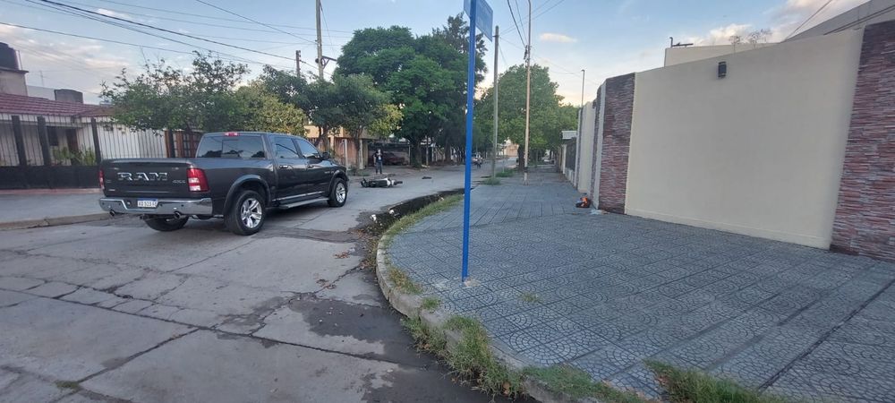 Choque. El impacto entre una camioneta y una moto ocurrió ayer.