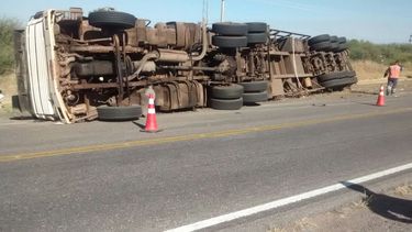 Un camión volcó en la ruta 157