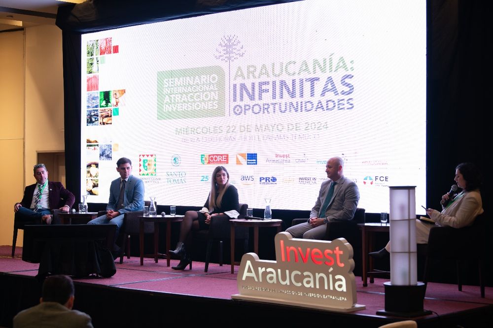 Contexto Seminario. (De izq a derecha) Marcelo Vera, Director Proyecto Atracción de Inversión Alejandro Riquelme Jefe Unidad Desarrollo Estratégico Invest Chile, María Alejandra Henríquez, Gerente Pro Barranquilla, Fernando Ballesta, Director Invest Murcia en plenaria de discusión sobre modelos internacionales de atracción de inversión.