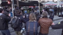 Antivacunas se enfrentaron con la Policía en Francia