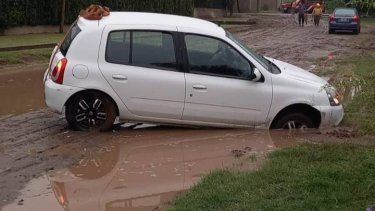 un auto quedo atascado en una calle de valle viejo