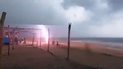Dos personas murieron tras ser alcanzadas por un rayo en una playa