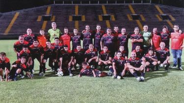 Sponsor oficial. Adhemar Capital, de Edgar Bacchiani, auspició al equipo de fútbol del Colegio de Abogados.