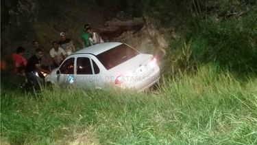 Un auto desbarrancó en la Quebrada de Moreira