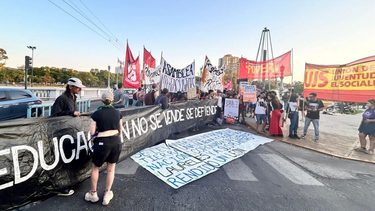 universitarios y distintos gremios marchan en cordoba contra milei