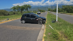 Perdió el control del auto y chocó contra un poste en avenida Los Terebintos Perdió el control del auto y chocó contra un poste en avenida Los Terebintos