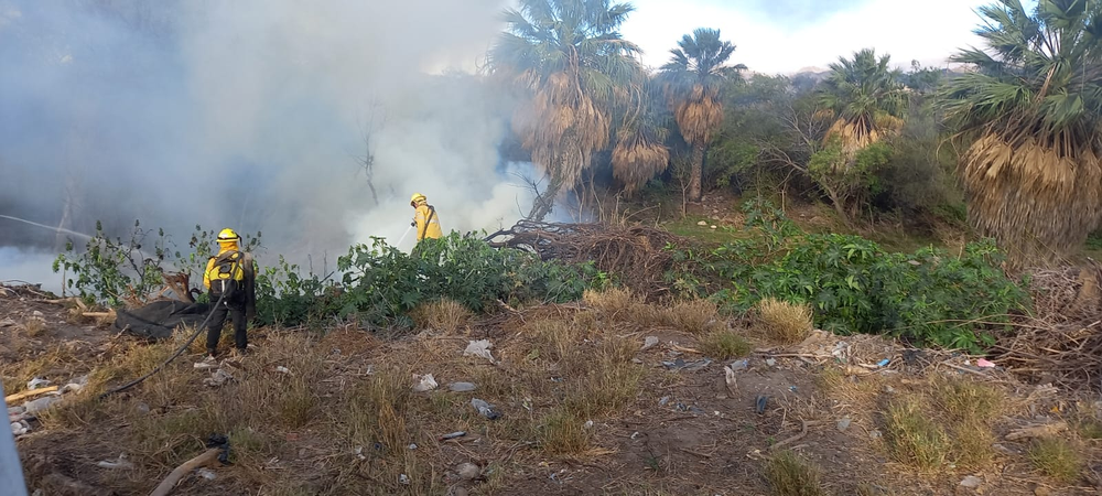 Combaten incendio forestal en Fray Mamerto Esquiú