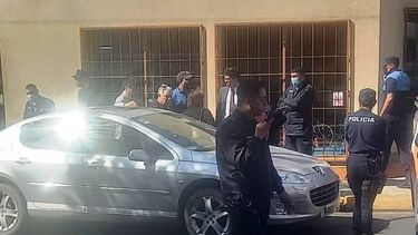 Policía rodea el auto.&nbsp;