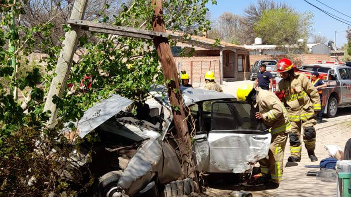Se quedó dormido mientras manejaba, chocó contra un poste de luz y ...