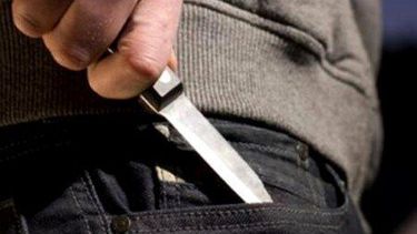 A punta de cuchillo, le quitaron el celular