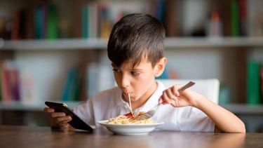 la infancia esta muy deteriorada por el uso de pantallas y la falta de comunicacion