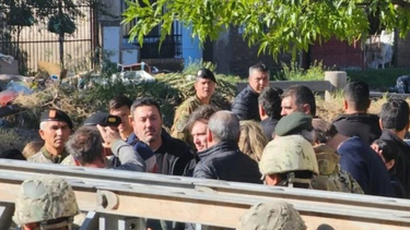 un grupo de vecinos repudio la presencia de milei