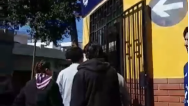 video: personas se acercaron a la sede para buscar la boleta de milei