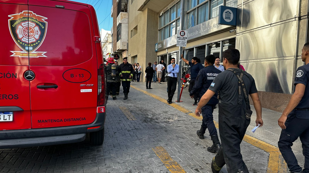 Se optó por evacuar a todo el personal y clientes que se encontraban allí presentes.