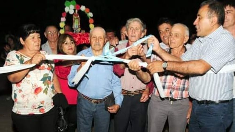 Funcionarios y vecinos presentes en la inauguración del centro cultural y deportivo en departamento Ancasti