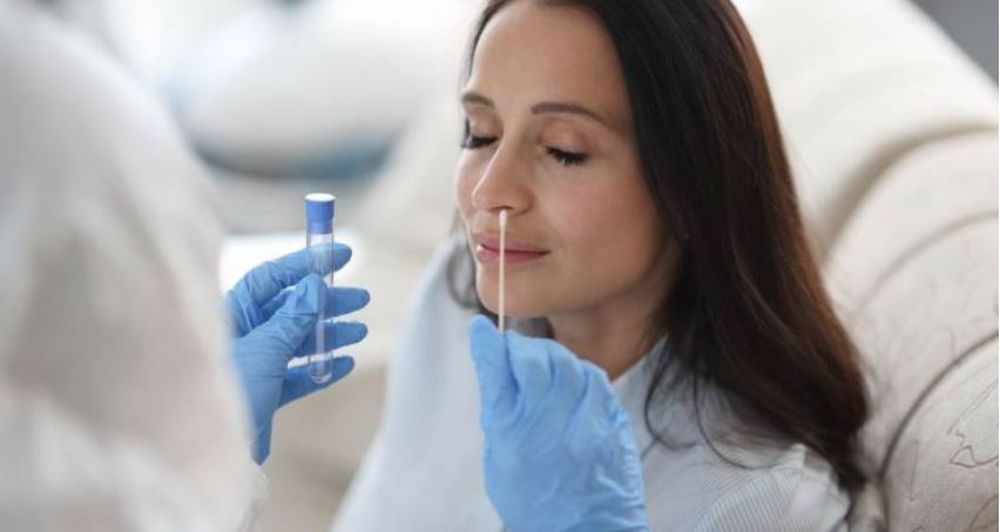 Los casos de coronavirus se redujeron casi a la mitad en una semana