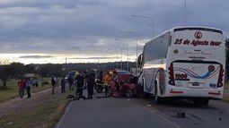 Mueren tres adolescentes en un choque frontal con un ómnibus
