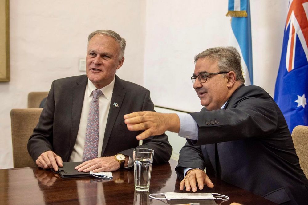 Raúl Jalil junto a Brett Hackett, el embajador australiano en Argentina.