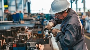 la uia advirtio que la industria subio un 1% mensual, pero esta en los mismos niveles de noviembre de 2023