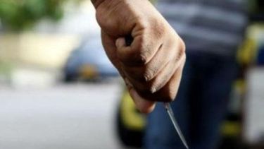 Asisten a un joven herido con un arma blanca