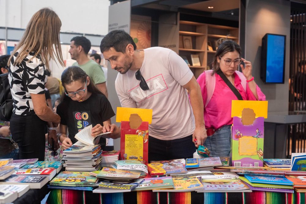 Historias de misterio, memoria y apariencias llegan a la Feria del Libro