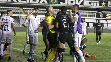 santos y liga de quito termino con un final escandaloso, con pitana como protagonista