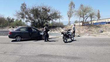 Automóvil impactó contra un guardarrail cerca del CAPE