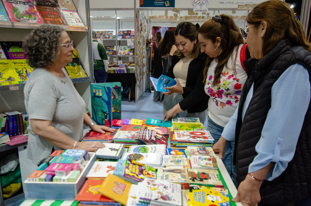 De clásicos a novedades: qué libros recomiendan los libreros en la Feria del Libro