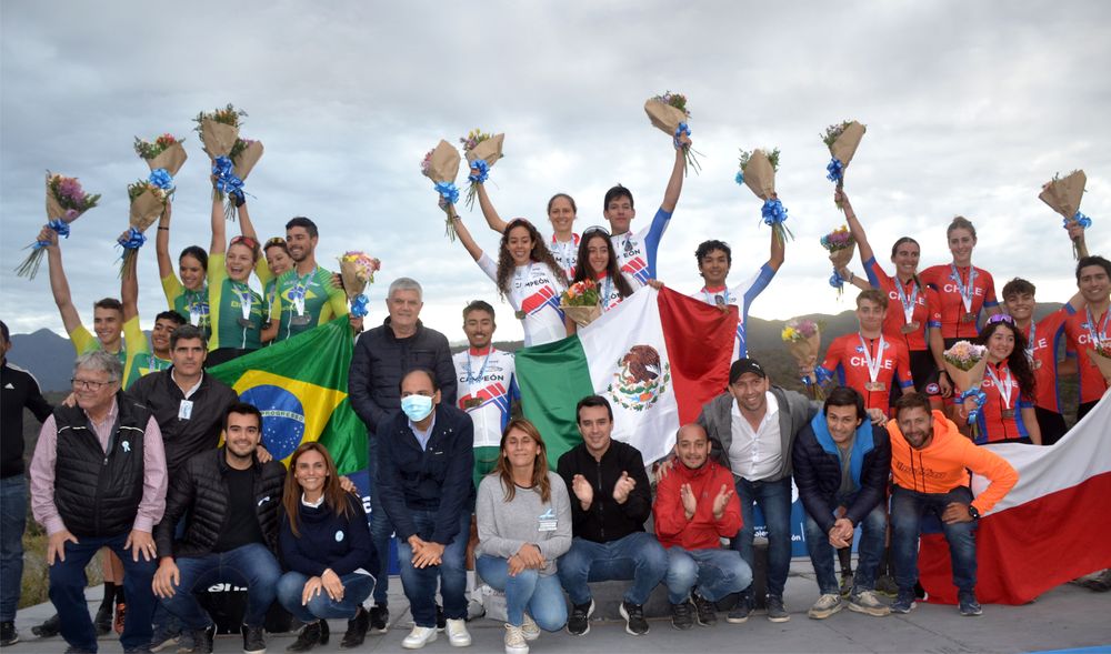 Los mejores en relevos. México, en lo más alto del podio con Brasil y Chile, 2do. y 3ro, respectivamente.