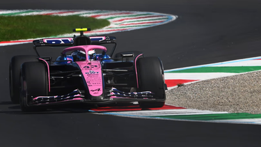 colapinto abandono tras un choque en la relargada y russell gano el gp de azerbaiyan