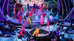 Adassa, Stephanie Beatriz, Mauro Castillo, Carolina Gaitán y Diane Guerrero, Becky G y Luis Fonsi interpretan la canción We Dont Talk About Bruno de la película animada Encanto.&nbsp;BRIAN SNYDER&nbsp;REUTERS