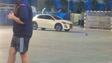 aseguran que un jugador de racing olvido el auto en la cancha de handball y no podian usarla