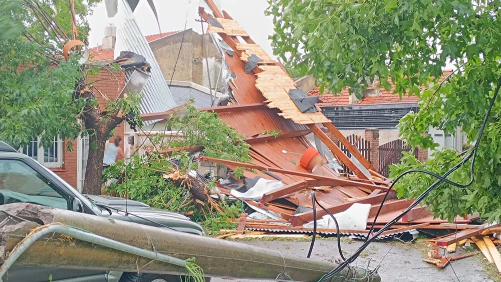 Destrozos. Miramar vivió momentos de zozobra ayer por la tarde con el temporal que causó daños.