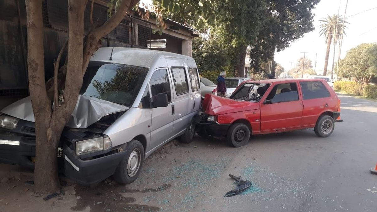 Iban en un auto y chocaron contra dos vehículos estacionados