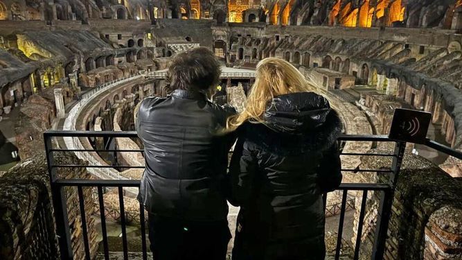 Simbiosis. En vez de presentarse como un conductor autónomo, Milei aparece atado a la suerte de su hermana.