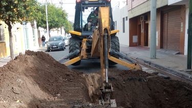 Reparan cañería  en calle Prado entre Vicario Segura y Tucumán