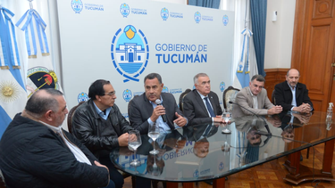 el gobernador de tucuman anuncio un aumento del 5% para los trabajadores estatales