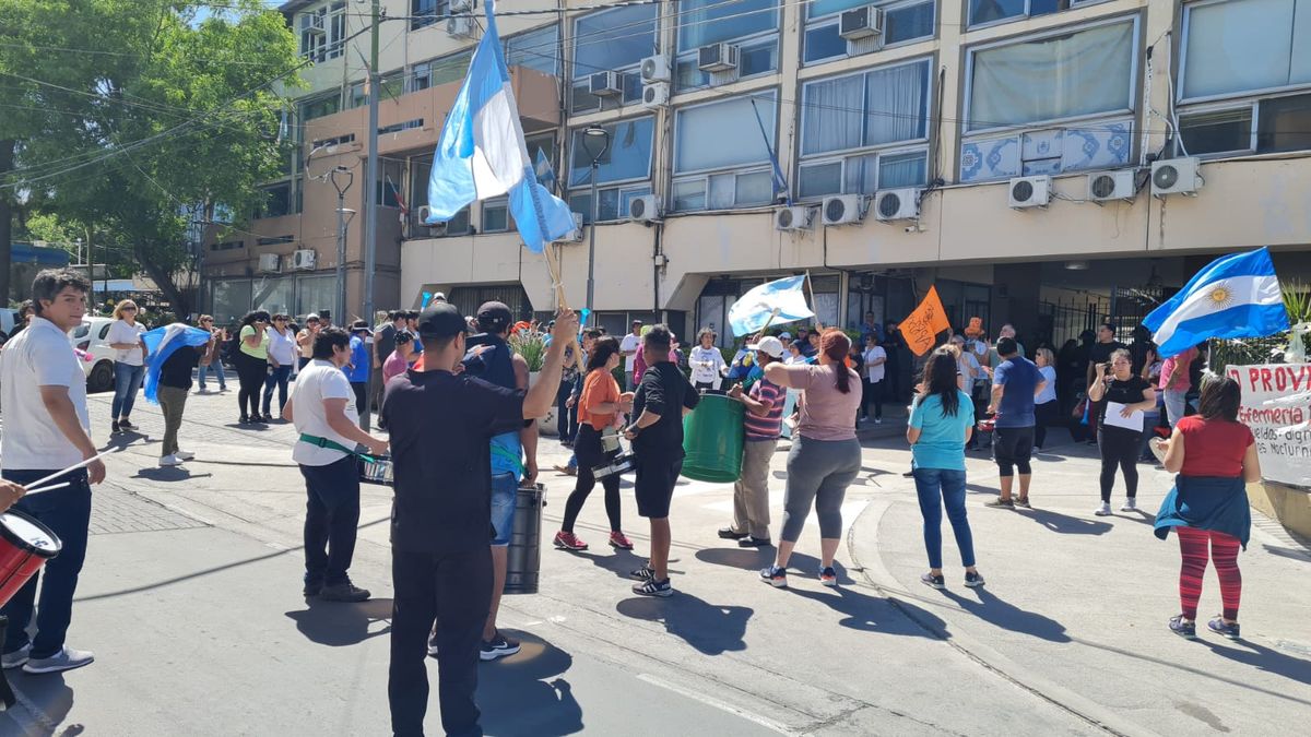 Trabajadores de Salud se manifiestan frente a la Legislatura