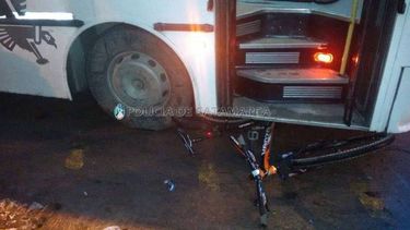 Ciclista hospitalizado tras ser embestido por un colectivo