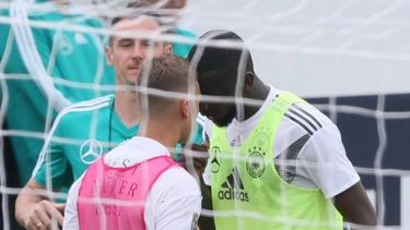 alemania caliente: dos jugadores casi terminan a las pinas