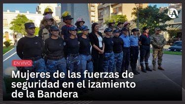 Mujeres de las fuerzas de seguridad en el izamiento de la Bandera