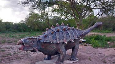 Escultor andalgalense avanza con la creación  de un parque jurásico