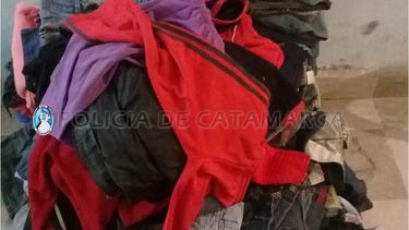 Secuestraron ropa usada que estaba oculta en un descampado